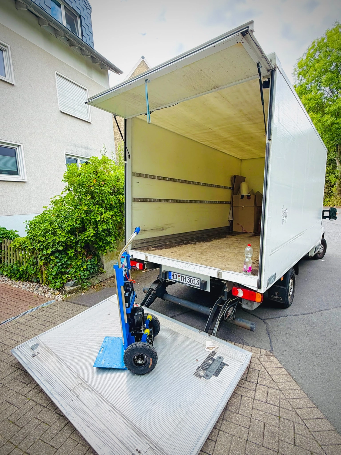 Mann putzt Spiegel von Umzug Logistik